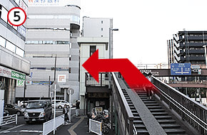 歩道橋を渡り、「FEI ART MUSEUM YOKOHAMA」のあるビルの方向へ道沿いに進みます。